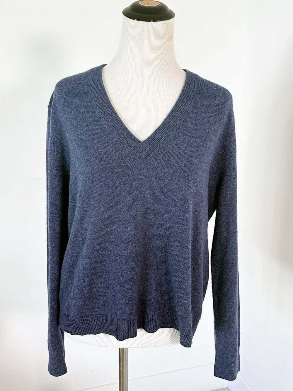 JENNI KAYNE Flynn 100% Cashmere V-neck Size S Blue Sweater Quiet Luxury Capsule